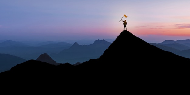 Silueta del empresario de pie en la cima de la montaña sobre fondo crepuscular al atardecer con el concepto de bandera, ganador, éxito y liderazgo