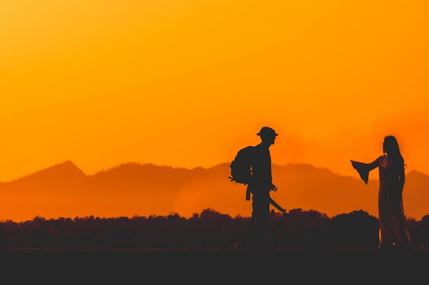 silueta del equipo de soldado en el cielo del atardecer. Soldado con ametralladora patrullando