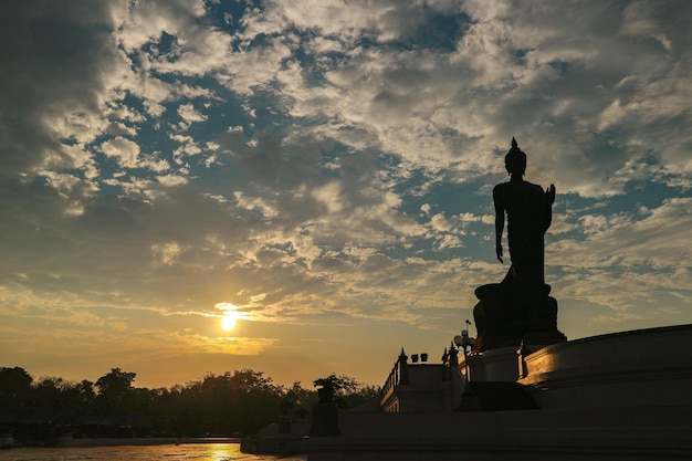 Silueta de la estatua al atardecer