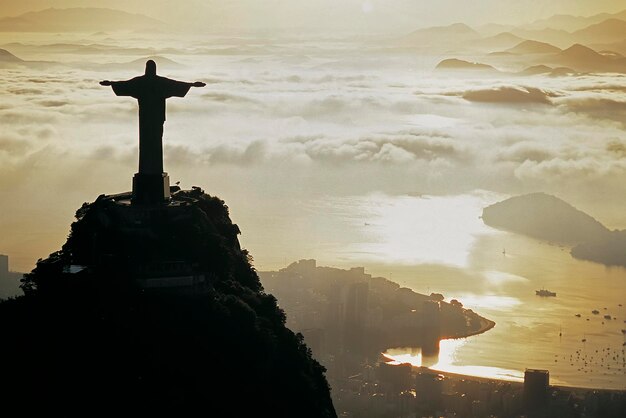 Foto silueta de la estatua al atardecer