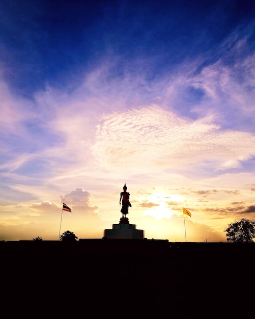 Foto la silueta de la estatua contra el cielo nublado