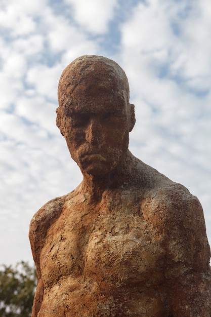 Silueta de una estatua humana de piedra