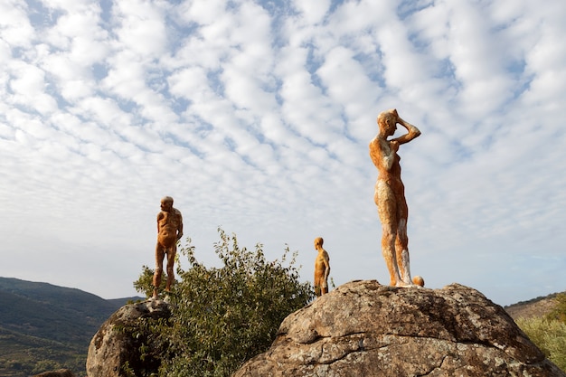 Silueta de estatuas humanas de piedra