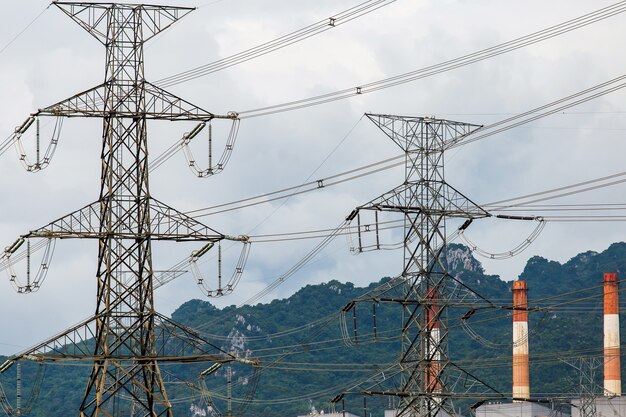 Silueta de estructura de polo eléctrico de alta tensión.