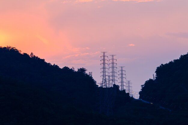 Silueta de estructura de poste eléctrico de alta tensión