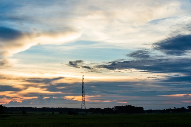 Silueta de estructura de poste eléctrico de alta tensión