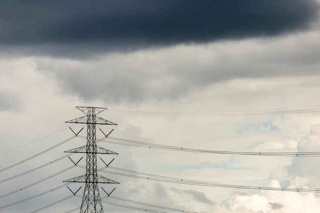 silueta de la estructura de poste eléctrico de alta tensión