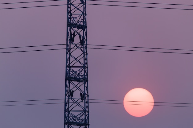 Silueta de estructura de poste eléctrico de alto voltaje