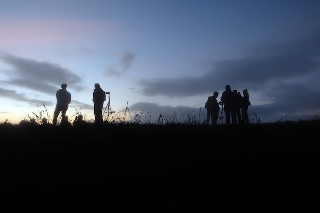 Silueta del éxito del hombre en el pico de la montaña