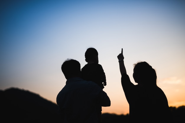 Silueta de la familia al atardecer