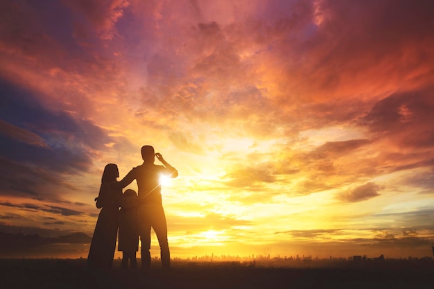 Silueta de familia feliz mira la ciudad moderna