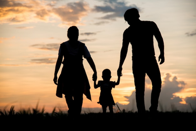 Silueta de familia feliz padres divirtiéndose