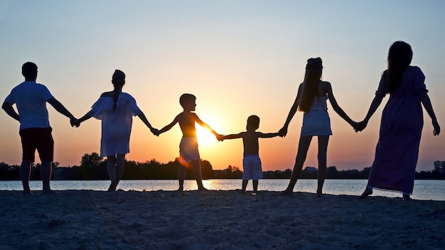 Silueta de familia en el fondo del atardecer