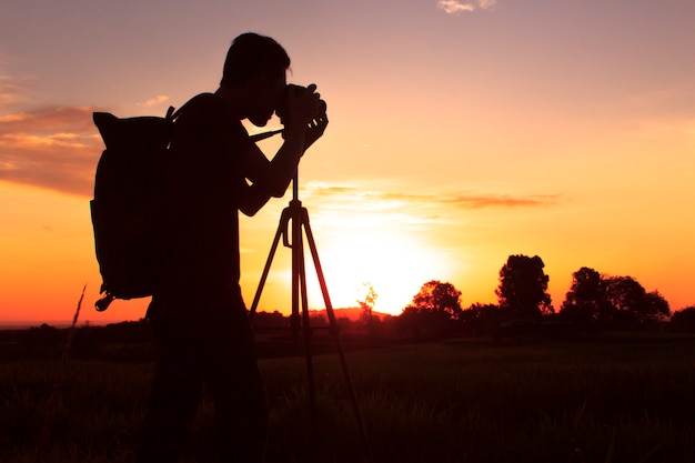 silueta de fotografía con una puesta de sol