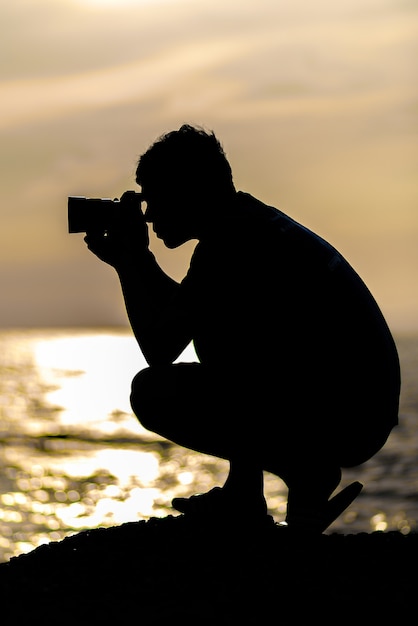 La silueta del fotógrafo con el cielo al atardecer