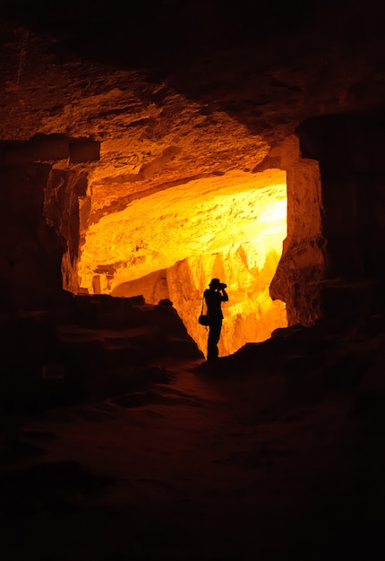 Silueta del fotógrafo en una cueva