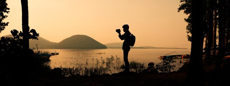Silueta de un fotógrafo en la naturaleza.