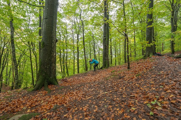 Silueta de fotógrafo profesional tomando fotos del río en el bosque