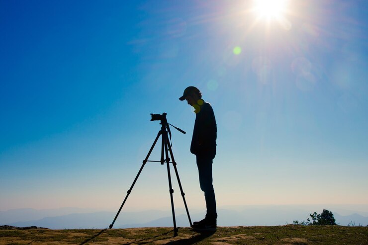 silueta, de, un, fotógrafo, con, trípode, joven, indio, hombre, toma, foto, con, el suyo, cámara