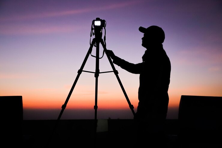 silueta, de, un, fotógrafo, con, trípode, joven, indio, hombre, toma, foto, con, el suyo, cámara