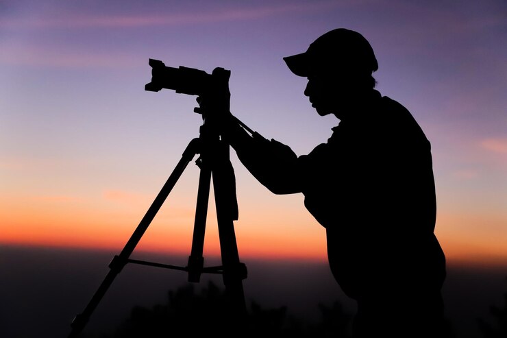 silueta, de, un, fotógrafo, con, trípode, joven, indio, hombre, toma, foto, con, el suyo, cámara