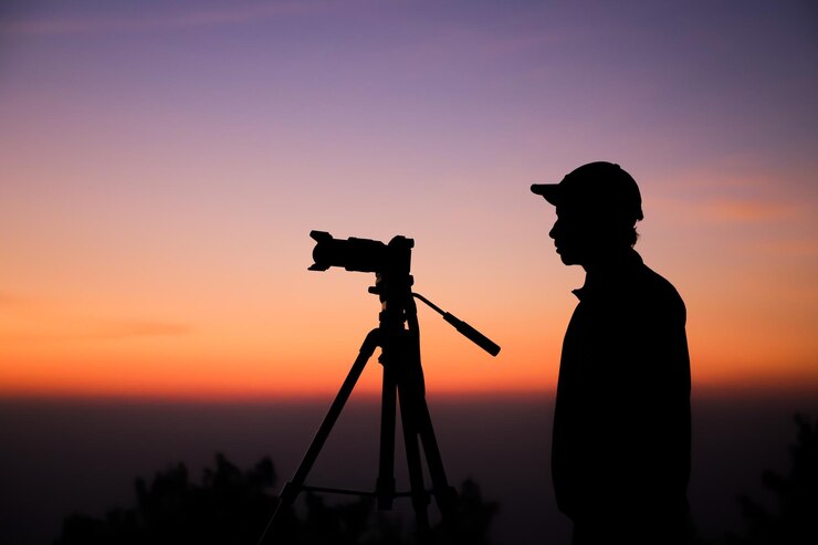 silueta, de, un, fotógrafo, con, trípode, joven, indio, hombre, toma, foto, con, el suyo, cámara