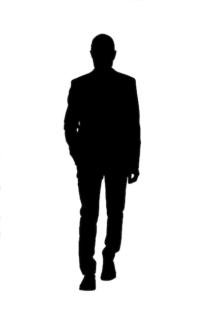 silueta frontal de un hombre caminando y vestido con un traje manos en los bolsillos sobre fondo blanco