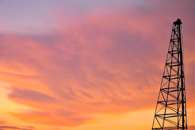 Silueta de grúa torre en crepúsculo