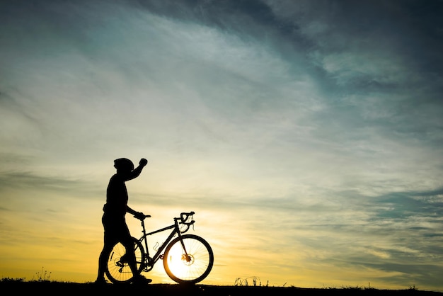 silueta, de, guapo, hombre, con, bicicleta, en, ocaso, deporte, hombre, concepto