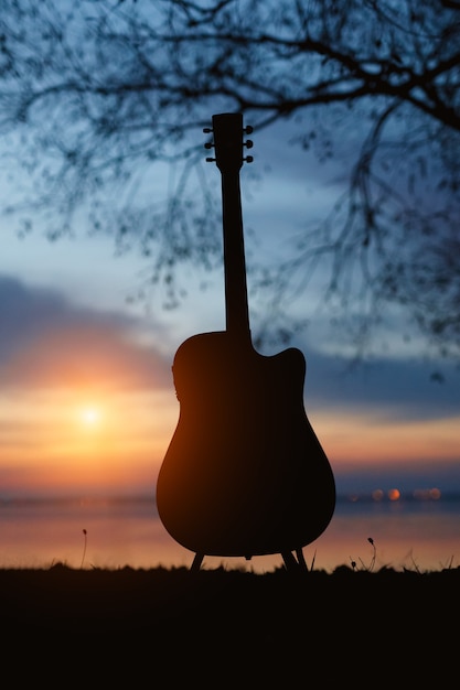 Silueta de guitarra al atardecer.