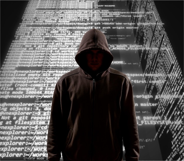 Silueta de un hacker aislado en blanco con códigos binarios en el fondo