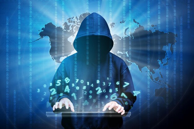 Silueta de hacker de computadora del hombre encapuchado con datos binarios y términos de seguridad de red