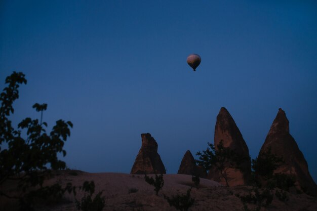 Silueta de hermosos globos aerostáticos al amanecer en capadocia