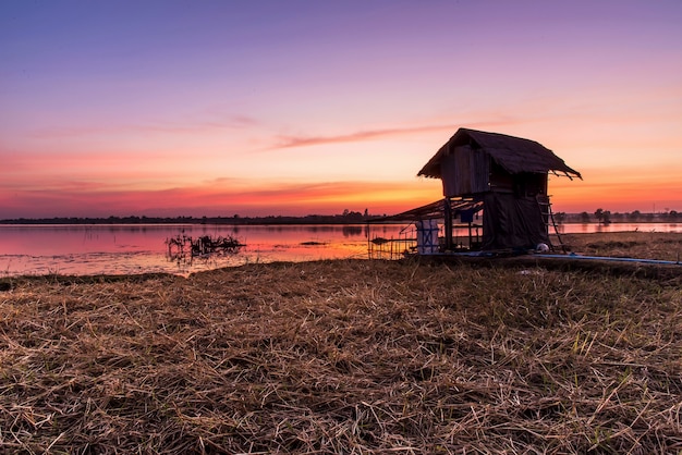 Silueta del hogar con fondo puesta de sol