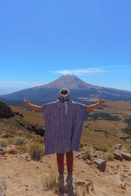 La silueta de un hombre admirando el volcán popocatépetl