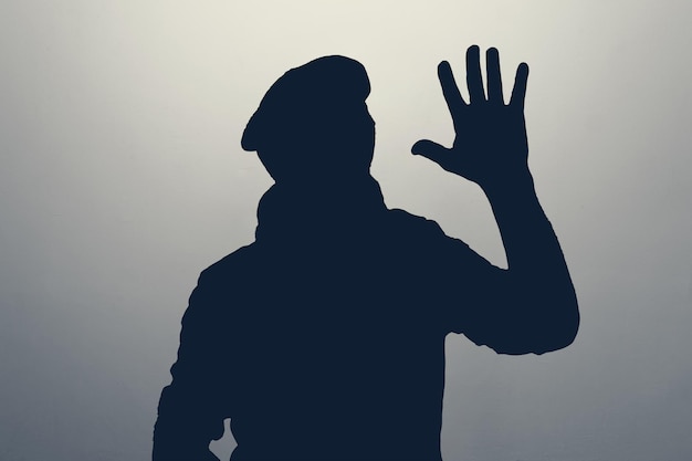 Silueta de un hombre agitando la mano en un gesto de saludo concepto de club anónimo