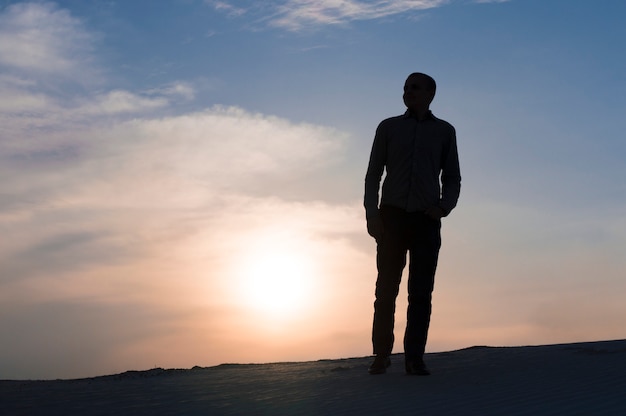 Silueta de hombre al atardecer en el cielo