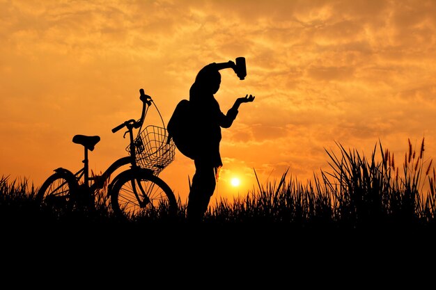 Foto silueta de un hombre al atardecer