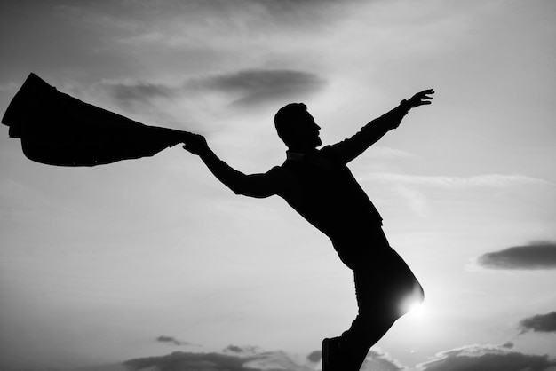 Silueta de hombre bailando en sentido de libertad en el cielo del amanecer gratis