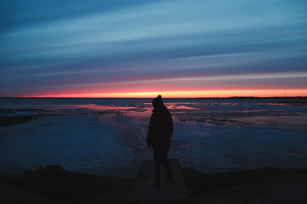 silueta, de, un, hombre, contra, el, ocaso, colorido, cielo, degradado, color, cielo, texturenature, ocaso