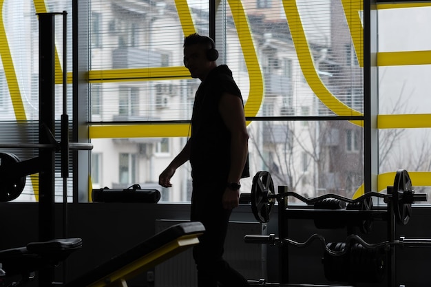 Silueta de un hombre en el gimnasio foto de alta calidad.