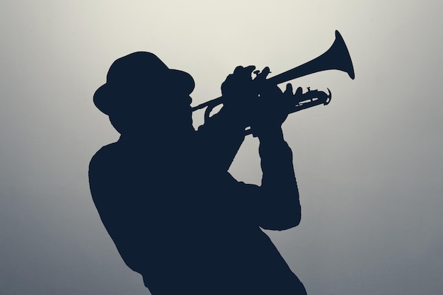 silueta de un hombre de jazz tocando la trompeta