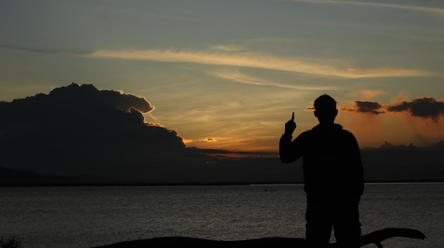 silueta de hombre en el lago