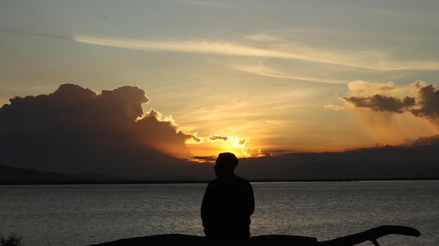 silueta de hombre en el lago