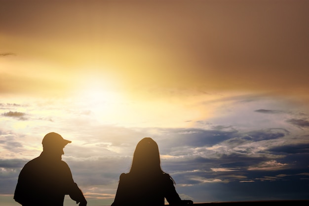 silueta hombre y mujer con hermoso cielo en la noche