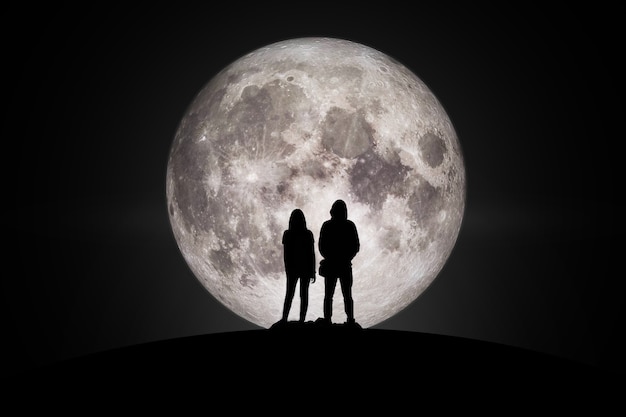 Silueta de hombre y mujer mirando a la luna enamorados Elementos de esta imagen proporcionada por la NASA