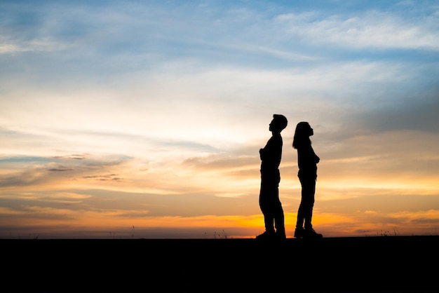 Foto silueta de hombre y mujer de pie contra el cielo