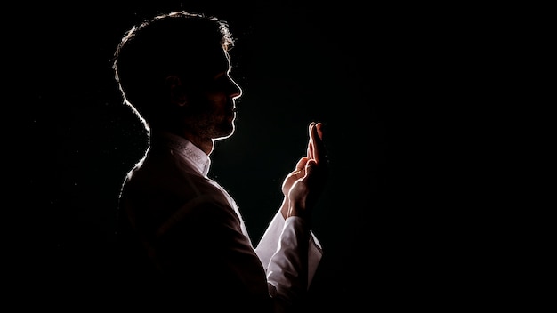 Silueta de hombre musulmán rezando