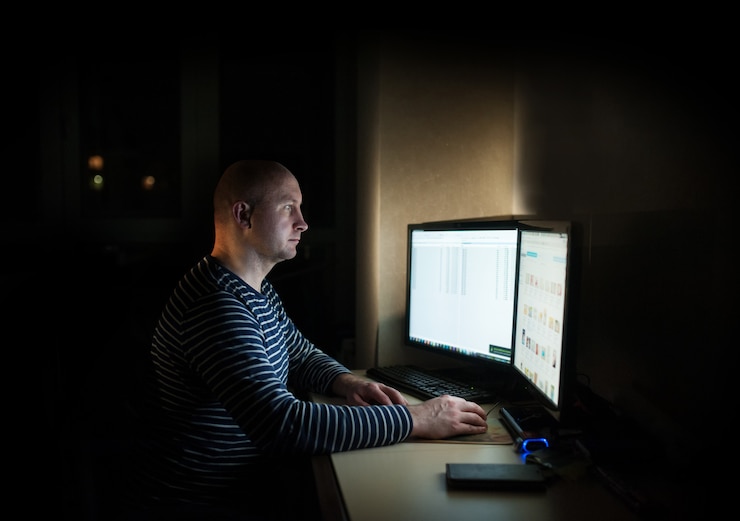 Foto silueta hombre de negocios caucásico de computación en la mesa