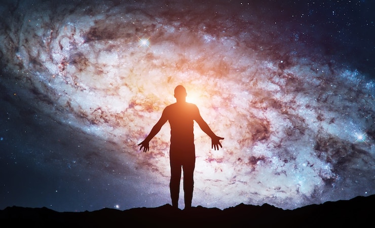 Foto silueta de hombre pararse en la cima de la montaña y ver en el cielo nocturno meditación y astrología